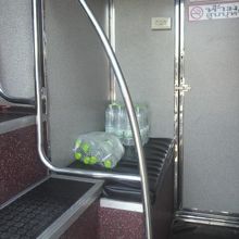 今回、ノンカイまで利用した長距離バスの入口の階段部分です。