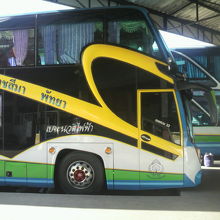 今回、ノンカイまでの移動に利用した長距離バスの側面の様子です