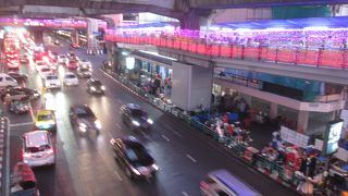 クリスマスシーズンのラーマ1世通り