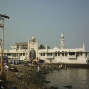海の上のモスク