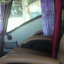 ＶＩＰバスの最前列の座席です。今回は、お坊様が座りました。