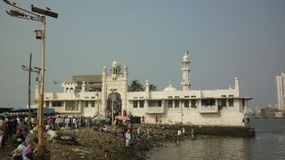 海の上のモスク