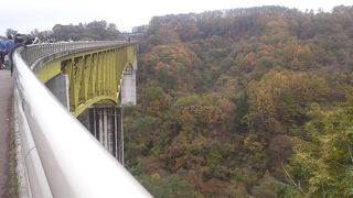 造形も紅葉も美しい清里の黄色い橋