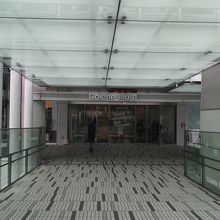 桜木町駅のＪＲの駅のすぐ横にあります