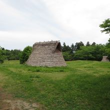 再現された竪穴式住居