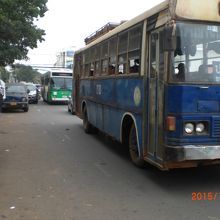 シャトルバスは、極めて安く便利ですが、バス等で乗り継ぎが大変