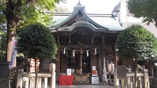 日比谷線入谷駅の4番出口を出て、金杉通りに向かう道に入り少し行った右手にあります