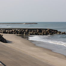 下津海岸の砂止めの堤防
