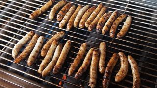 クリスマス・マーケットのお供にはソーセージ３本挟んだヴルストプレートヒェンがおすすめ。