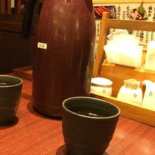 テーブルに冷たいお茶が置いてあります。