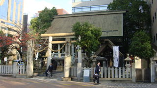 岩礁の上に建つ