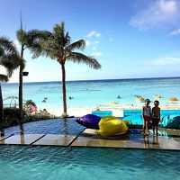 プールの向こうは海