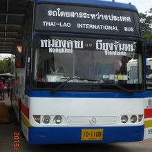 タイからラオスに来て、タイに帰る国際バスです。右ハンドルです