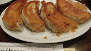 八重洲の裏通りにある大きなギョーザの人気店。メニュー多し。