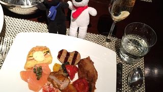 ホテルのビュッフェ