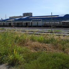 工業団地の中にある鉄道施設です。周囲には草が生えています。