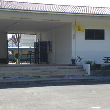 マプタプットの駅舎です。貨物駅ですが、全く人気がありません。