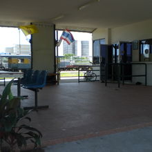 駅の入口内です。写真の右側に事務室らしき部屋があります。