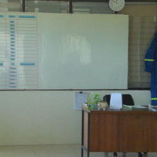 事務室らしき部屋の中に机と予定表があります。予定表は空白です