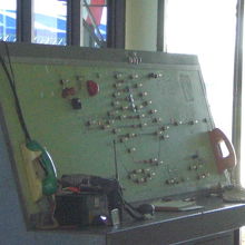 使われていない旧式の管制盤が見えます。(床に人が寝ていました