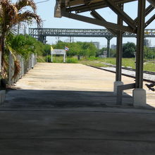 マプタプット駅のホームの様子です。寂びれています。