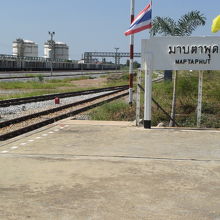 工業団地内の貨物駅の様子がわかります。国旗がはためいています