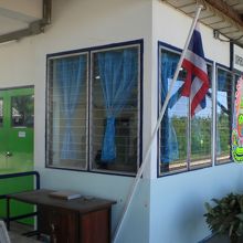 レムチャバン駅の事務室です。複数の駅員が活動しています。