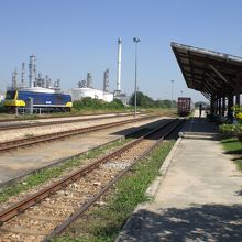 駅舎、線路そして駅周辺の工場の様子です。複線化された路線です