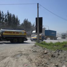 駅荷扱いは多くないですが、駅前は、トラック便の往来が多いです