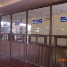 ターナレーンの入国審査窓口です。審査を受ける乗客は少ないです