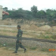 鉄道は重要施設なのでしょう、小銃を持った兵隊が警護しています