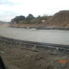 鉄道に並行する道路は未舗装部分も多く、工事中の部分です。