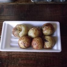 トッピング前のたこ焼き (不揃いのとこのに味あり？)