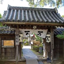 円政寺の門構えです。