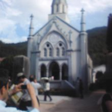 古い町並みの中のゴシック様式の教会