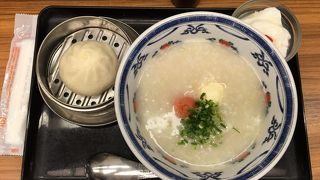 リーズナブルでおいしいディナーを食べられます。