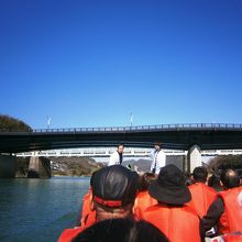 吉本の若手芸人が楽しいガイドをしてくれます