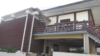 現代的な本堂が印象に残る寺院でした