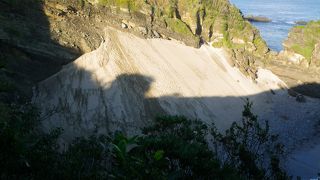 そり遊びができる砂浜