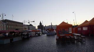 港に面したマーケットです