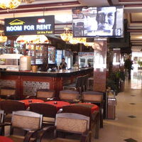 １階のカフェになっていて、兼ねてホテルの受付カウンターです。