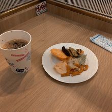 紙コップ＆紙皿がチープ感漂わせる