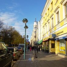 落ち着いた美しい通りで買い物もできます