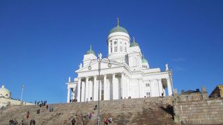 ヘルシンキの白い大聖堂青空に映えます