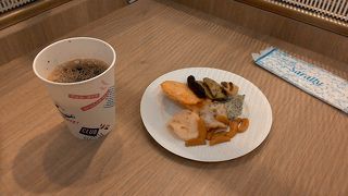 ちょっとショボイですが　個室に近い仕切りがある席もありました。