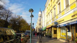 緑の多い大通りです。買い物もできます。