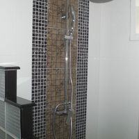 シャワーコーナーです。写真の左に、トイレとの壁があります。