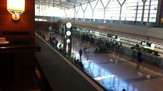 行き交う人を上から見れるのがイイ　ラウンジ