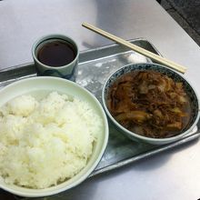 肉豆腐　アルミトレーが給食を思い出させる。。