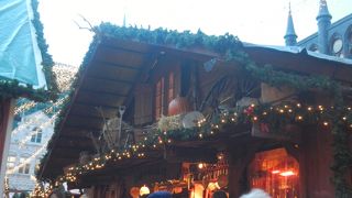 多くの屋台がお店を開いているクリスマスマーケット開催時に訪れました。